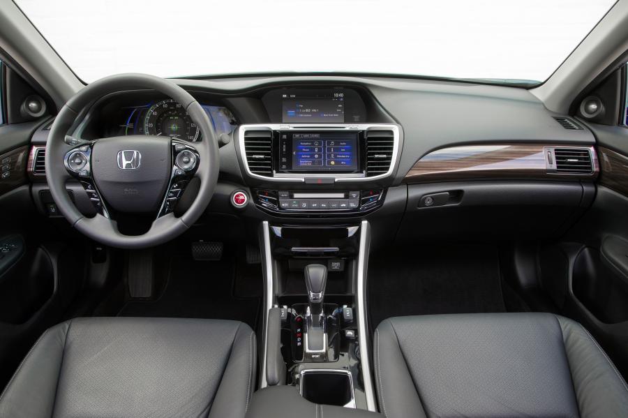 Торпедо Honda Accord Hybrid 2016 года  (NA) (фото 12 из 41)